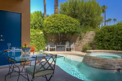 Image de Belle escapade dans une petite communauté fermée, avec piscine privée et spa!