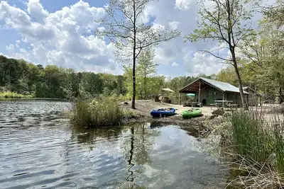 Image de Tente de chalet en toile au bord du lac Comber