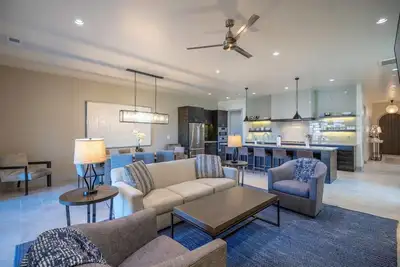 Image de Nouvelle liste! 5 chambres à coucher 6. 5 Bath Location de vacances; 18 personnes, près de la piscine