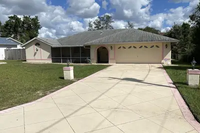 Image de Maison de luxe avec 3 chambres et piscine. Quartier calme.