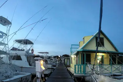 El Pelícano Péniche Tropicale-Rustique