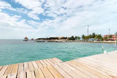 Image de Condo en bord de mer avec piscine partagée, terrasse et vue - à pied de la plage