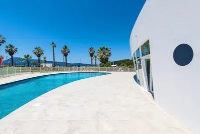 Image de Vue magnifique de la mer! Appartement cosy et ensoleillé avec accès piscine
