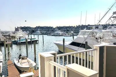 Image de Maison de ville haut de gamme propre Bayfront avec 4 balcons, 14th Street