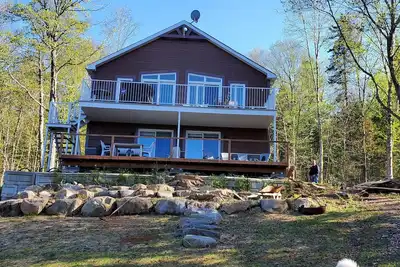 Image de Propriété calme au bord du lac - Chambre et salle de bain privée à louer