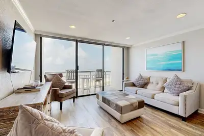 Image de Condo Oceanview w / piscines partagées, bains à remous, sauna et deux balcons