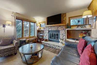 Image de Cabine de charme pour les familles, avec vue sur les montagnes Rocheuses!