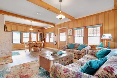 Image de Cabine de charme w / cuisine complète, terrasse meublée, et une vue incroyable!