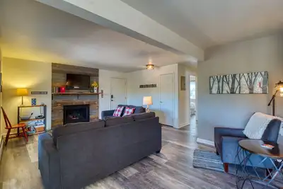 Image de Condo relaxant à Estes Park avec cuisine complète, foyer au gaz et terrasse meublée