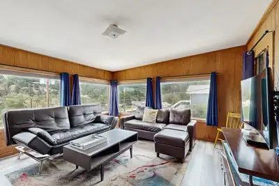 Image de Nouvelle Liste! Chalet confortable avec foyer extérieur et grill près de la rivière, au centre-ville