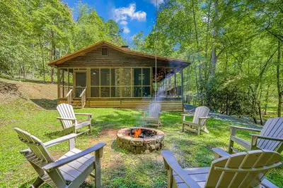 Image de Cabane isolée et accueillante pour les chiens sur trois hectares magnifiques avec un ruisseau et un foyer