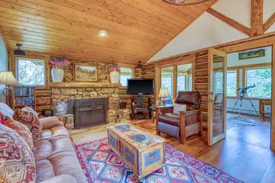 Image de Cabine historique avec terrasse meublée et vue sur la montagne! Bunkhouse optionnel disponible.