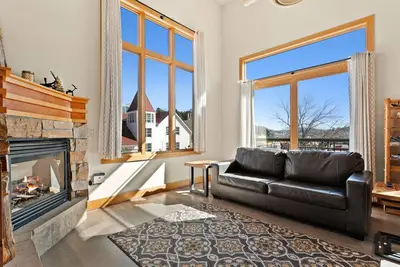 Image de Nouvelle Liste! Condo à accès rapide au coeur de la ville avec cuisine et terrasse