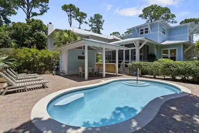 Image de Grayton Sea Glass - Piscine privée chauffée, porche blindé, près de la plage et des boutiques!