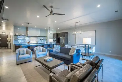 Image de Nouvelle Lecture! 5 Chambres à Coucher 6. 5 Bath Location de Vacances; 18 Personnes / à Côté de la Piscine