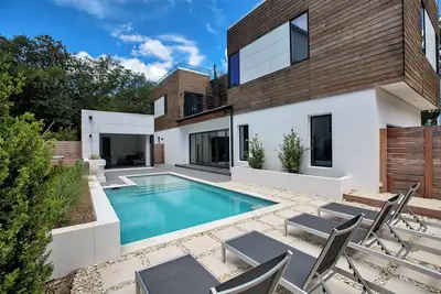 Image de Day Dreamer - Luxe Home, Piscine privée, Service de plage gratuit, Bike to Seaside!