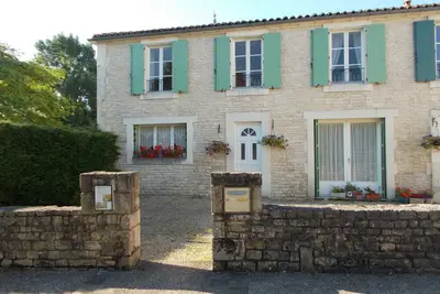 Image de Gîte de style charentais avec trois chambres dans un village