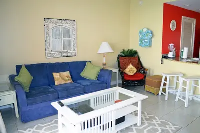 Image de Splash Resort Beachfront 1br Condo avec Wi-Fi gratuit, télévision par câble et chaises de plage!