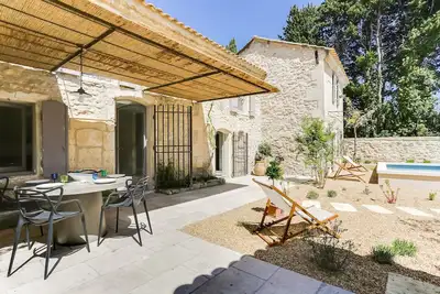 Image de Jolie maison en pierre avec jardin et piscine dans charmant village Provençal