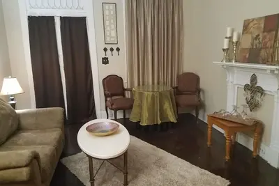 Image de Suite historique 2 chambres avec entrée privée et salle de bains.