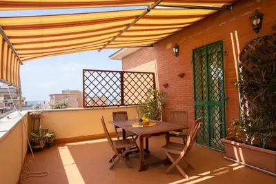 Image de Penthouse panoramique surplombant la mer à Lido di Roma avec terrasse