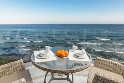 Image de Nouvel appartement en bord de mer, Calahonda, vue sur la mer, accès direct à la plage et à la piscine