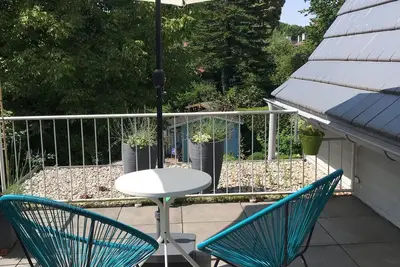 Image de Ancien bâtiment rénové avec amour avec appartement élégant + balcon