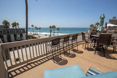 Image de Juste Énuméré ~ Ocean Views for Miles! Superbe Penthouse Rénové à Ncv