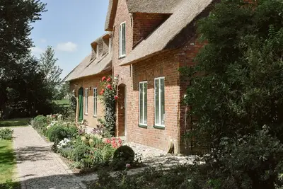 Image de großzüg. Chaumière Huus Uelvesbüll, Solitaire, 150m², 3 chambres, 2 salles de bains, 6 p.