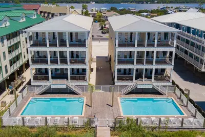 Image de Incroyable espace de retraite en bord de mer pouvant accueillir jusqu'à 80 personnes avec 2 piscines!