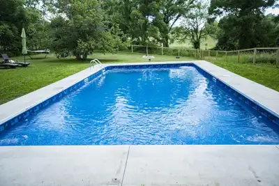 Image de Hits House. . Beautiful Farmhouse. . . Private & quiet! 25 acres Ă explorer