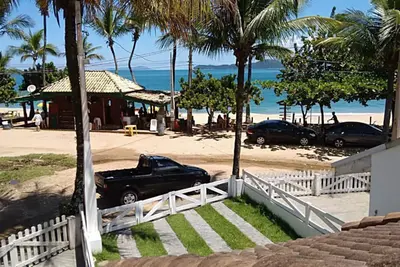 Gauche avec la suite sur le front de mer de la plage Sununga dans Lazarus