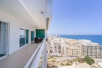 Image de Seafront Luxury Apartment incl Pool