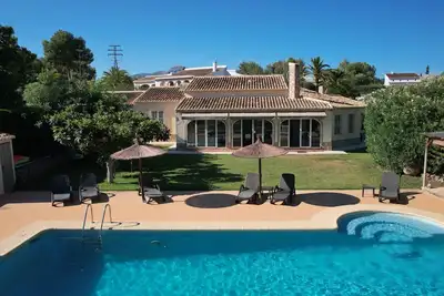 Image de Charming Villa on one level with large pool, lawns, and tennis court