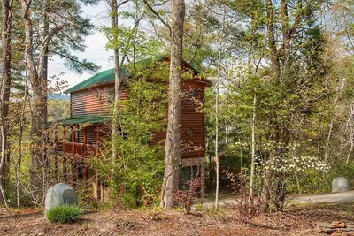 Image de Maison en bois rond sur la rivière avec vue sur la montagne