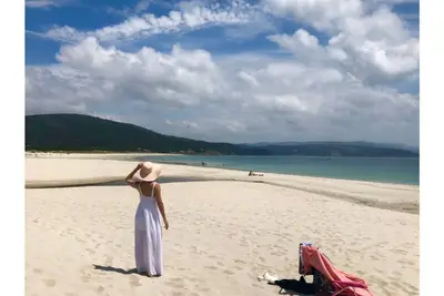 Première ligne de plage et entourée de nature