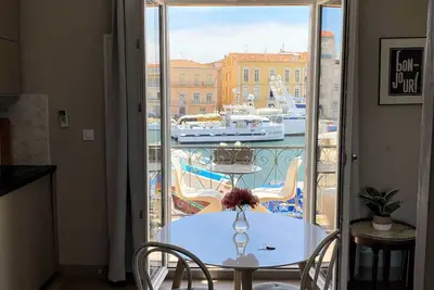 Image de Appartement au rez de chaussée avec balcon et vue sur le canal