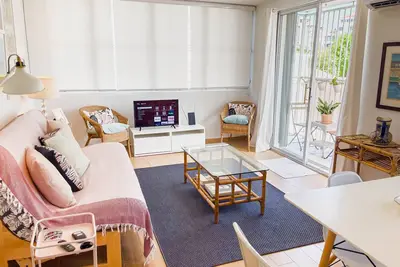 Image de Beau grand appartement 1 chambre ensoleillé à un pâté de maison de la plage!