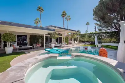 Image de Piscine avec plateau de bronzage, Spa, Trois foyers, Douche extérieure, Wi-Fi gratuit