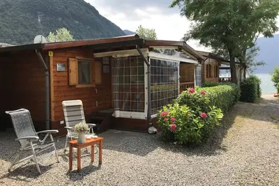 Image de Chalets en bois de luxe dans un bel emplacement au camping familial au bord du lac de Lugano