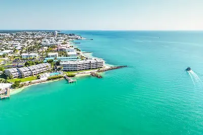 Image de Condo rénové à quelques pas de la plage!