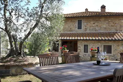 Image de Votre maison panoramique en Toscane entre vignes et oliveraies.