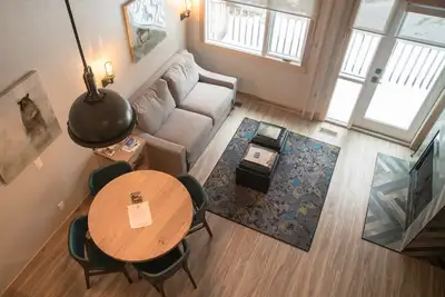 Image de Condo de luxe + loft confortable | Voir la faune en dehors de votre fenêtre!