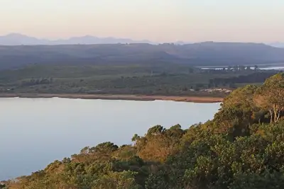 Image de Eagles Nest Resort dans la Garden Route a des vues spectaculaires sur le lac et la montagne