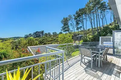 Image de Villa Casita - Villa Casita creates an Asiatic feel as you gaze passed the bamboo and palm tree gardens, clean and modern accommodation with decor in shades of green. The bi fold doors lead off the kitchen onto the deck, spacious and furnished with t