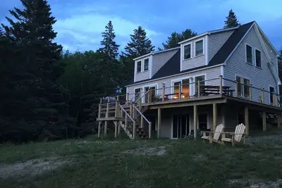 Image de Vue sur la mer maison avec plage privée.