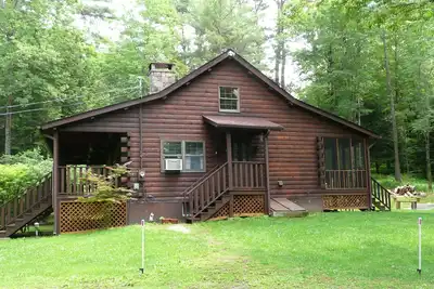 Image de Cabane en rondins isolée avec bain à remous pour 6 personnes, étang privé et ruisseau Babbling