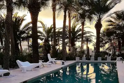 Image de 50% Off Tarifs Hiver! Villa de luxe, piscine privée, jardin, solarium avec vue sur la mer