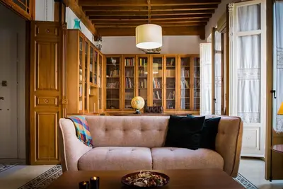 Image de Spacieux appartement avec balcon et plafonds en bois à côté du port de Malaga