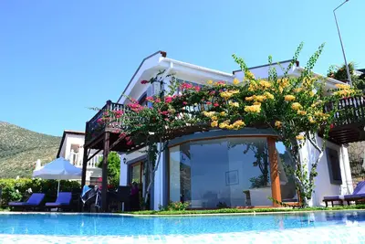 Image de Villa de luxe avec piscine à débordement et jacuzzi à 2 minutes à pied de la mer